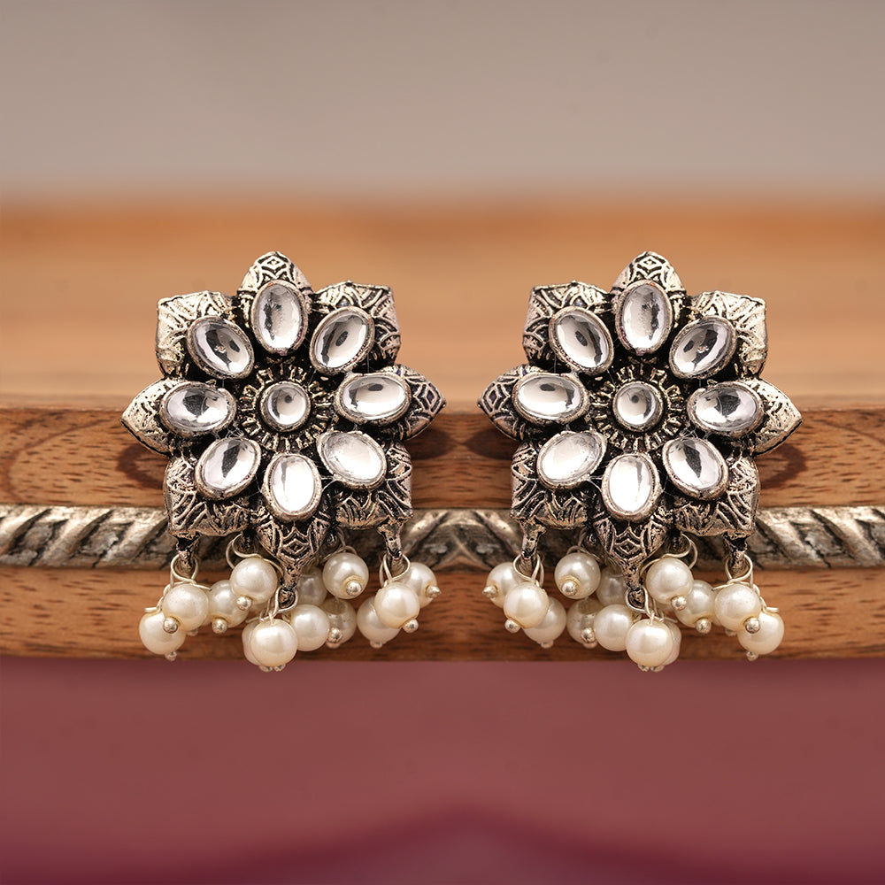 Jugni vibrant stud earrings (White)