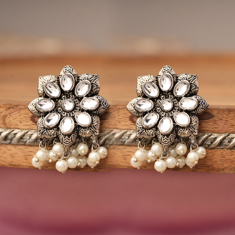 Jugni vibrant stud earrings (White)
