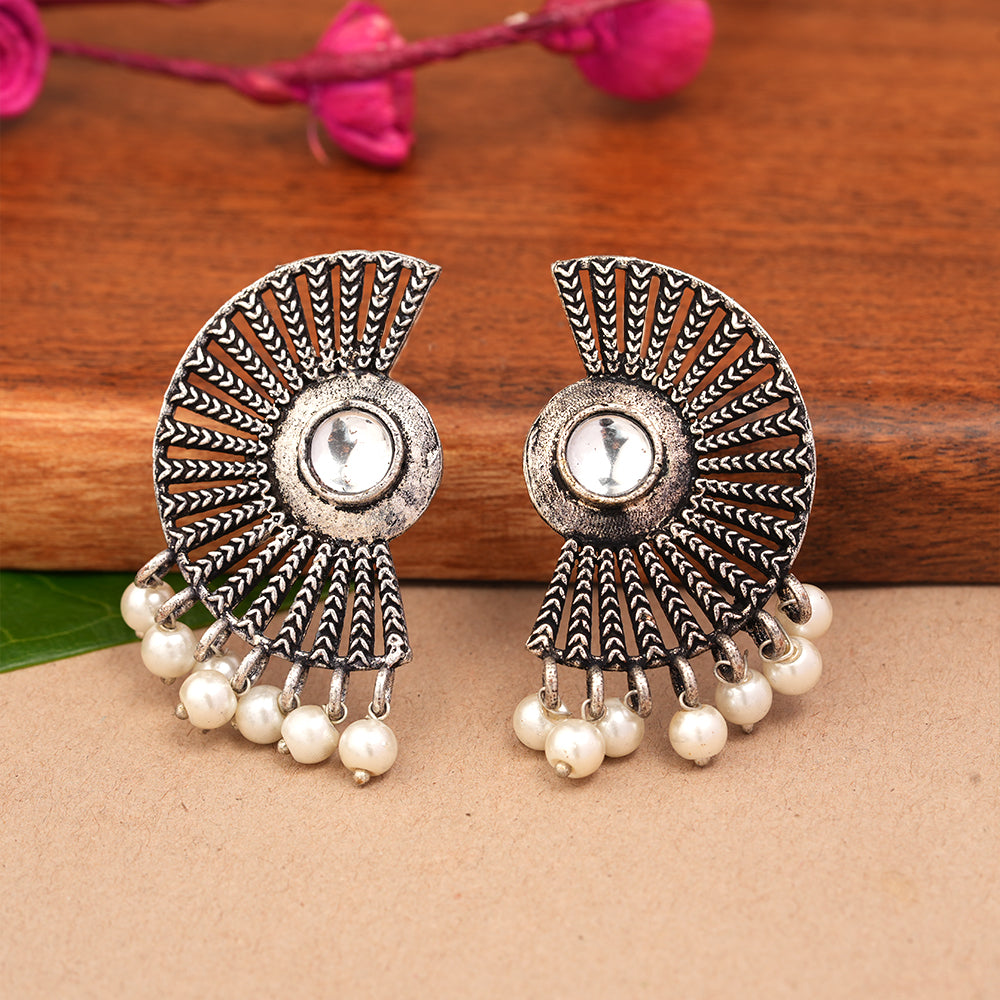 Bloom Arc pearl stud earring (White)