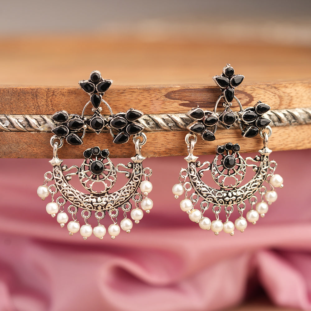 Carved Charm Dangler earringa (Black)