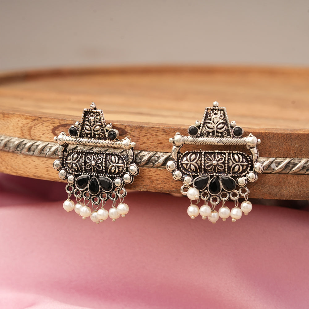 Floral Carved pearl stud earring (Black)