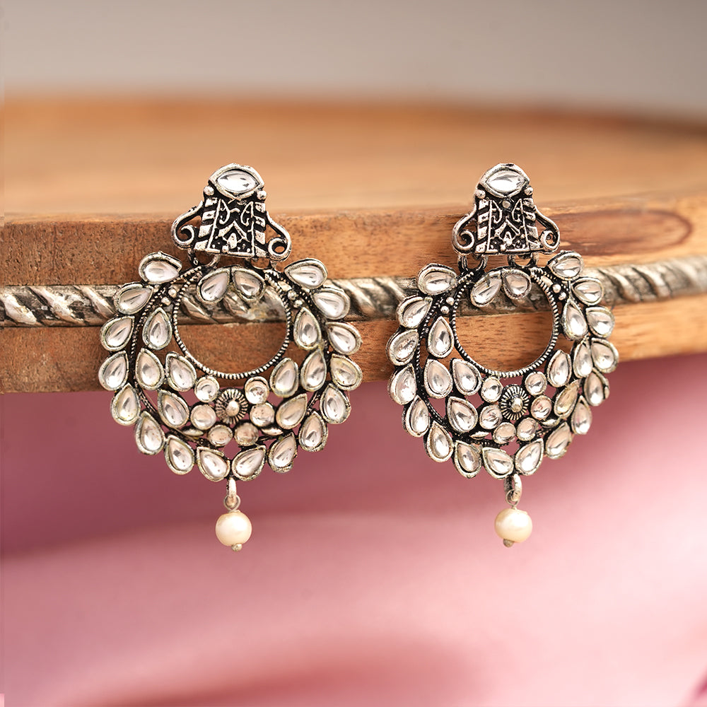 Diva Drops stud earrings (White)