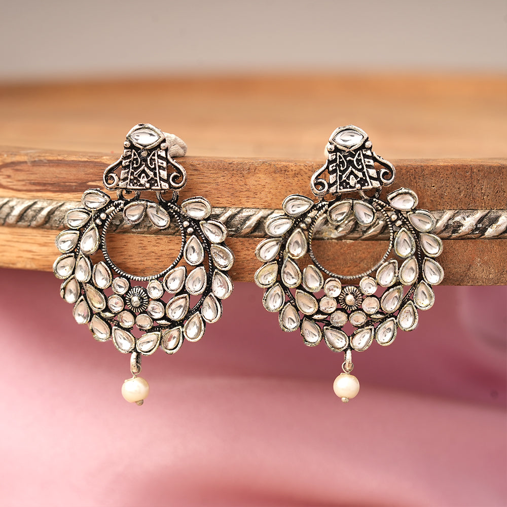 Diva Drops stud earrings (White)