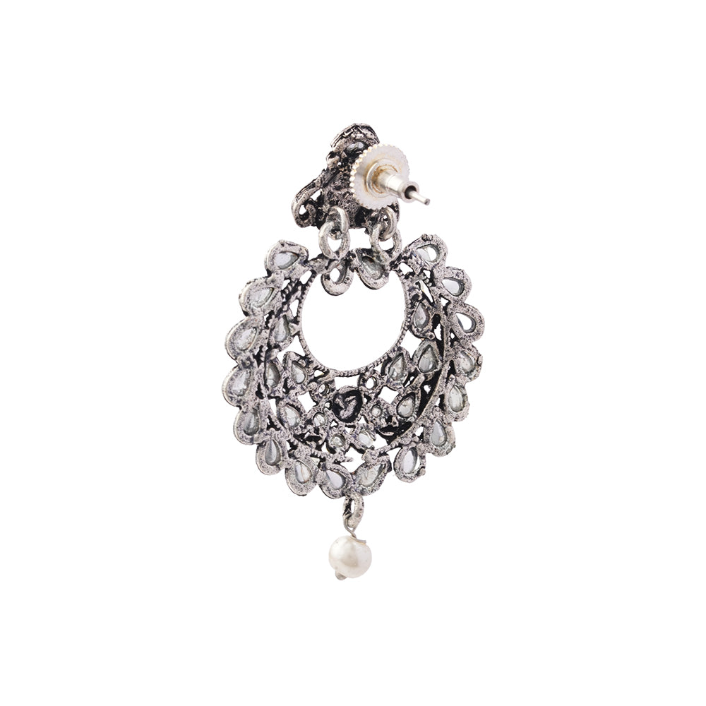 Diva Drops stud earrings (White)