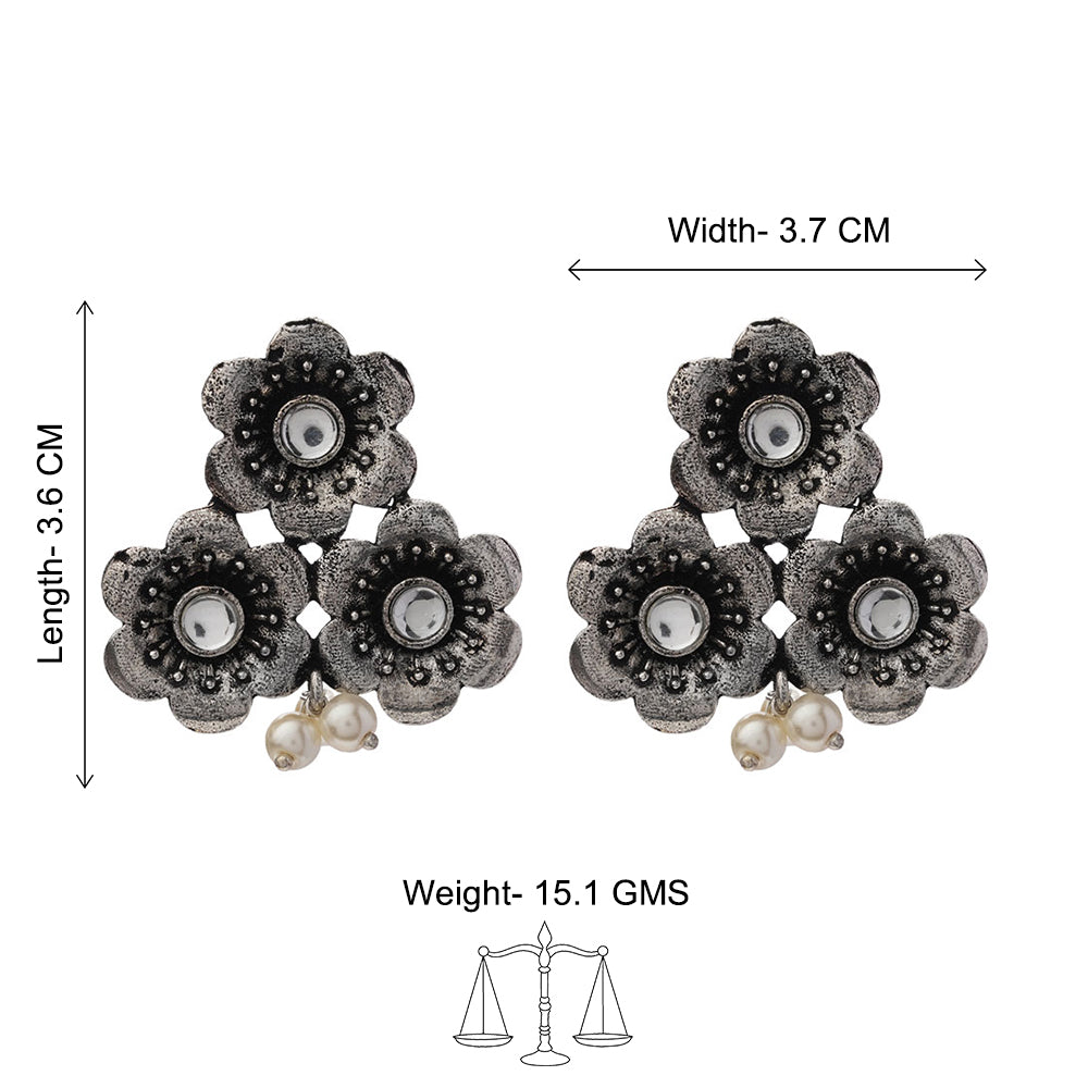 Blossom Tales stud earrings (White)