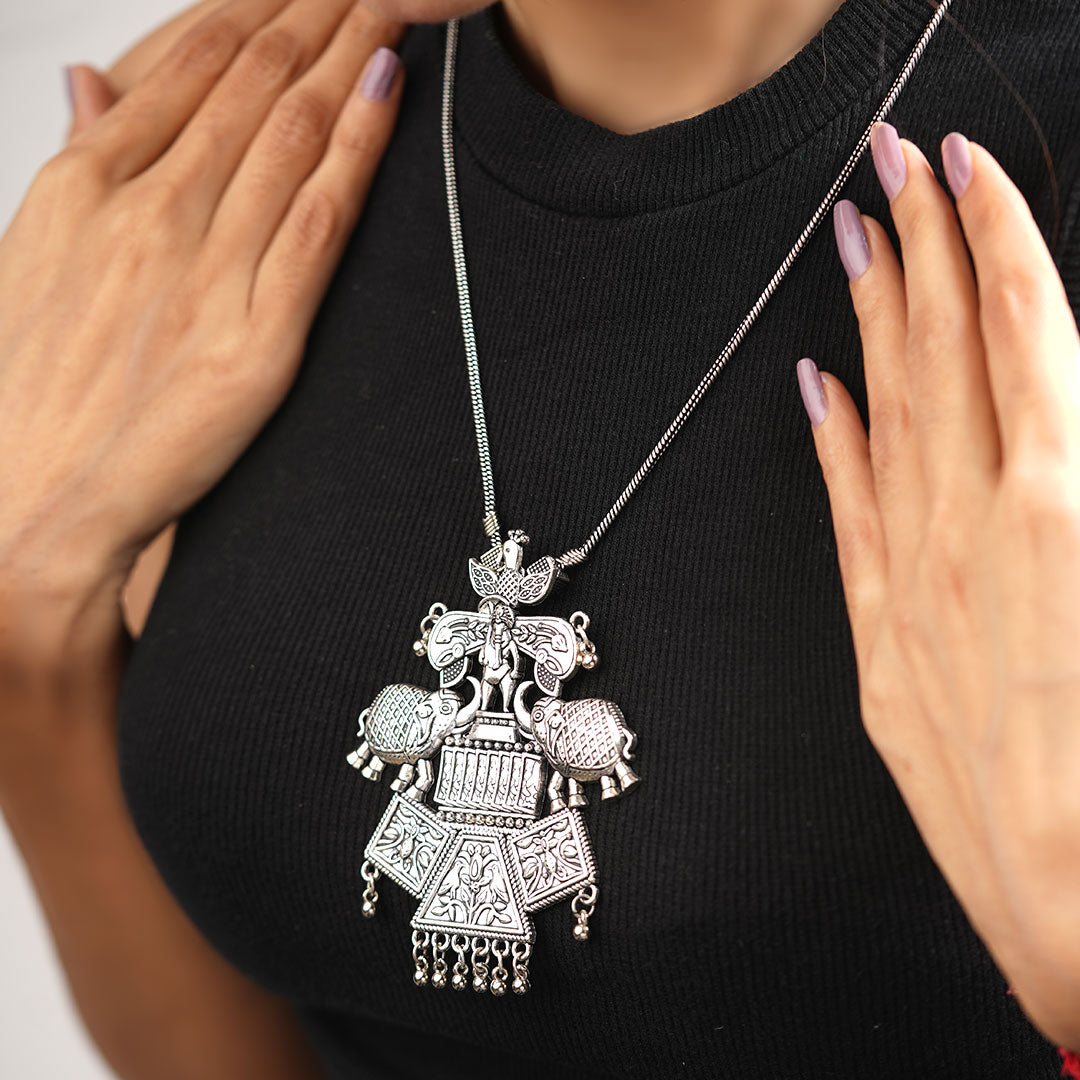 Tusk treasure oxidized chain neckpiece (Silver)