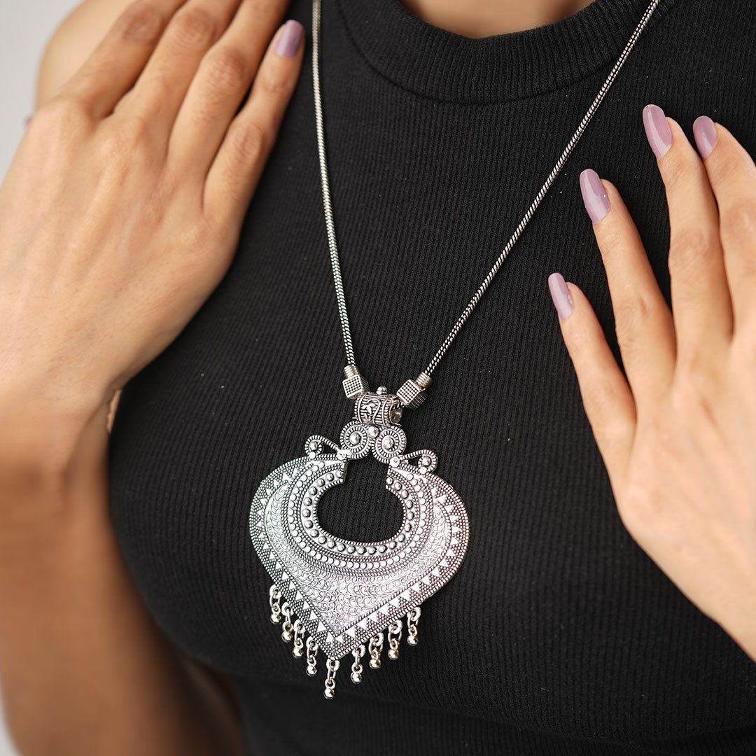 Carved Patra oxidized chain neckpiece (Silver)