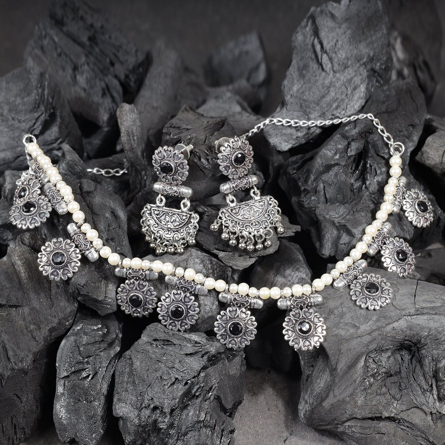 Trail of pearl Rajwada neckpiece set (Black)