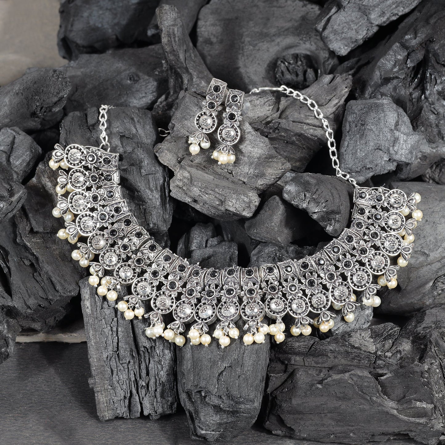 Ancient spark pearl chain neckpiece (Black)
