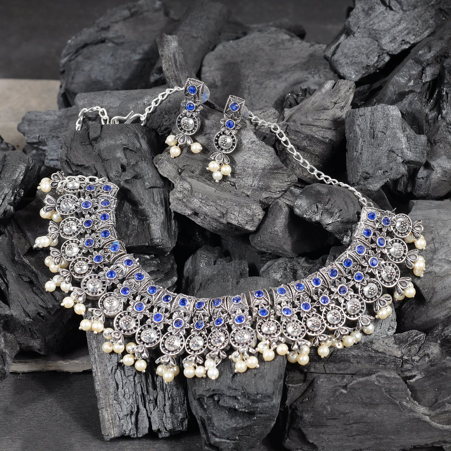 Ancient spark pearl chain neckpiece (Blue)