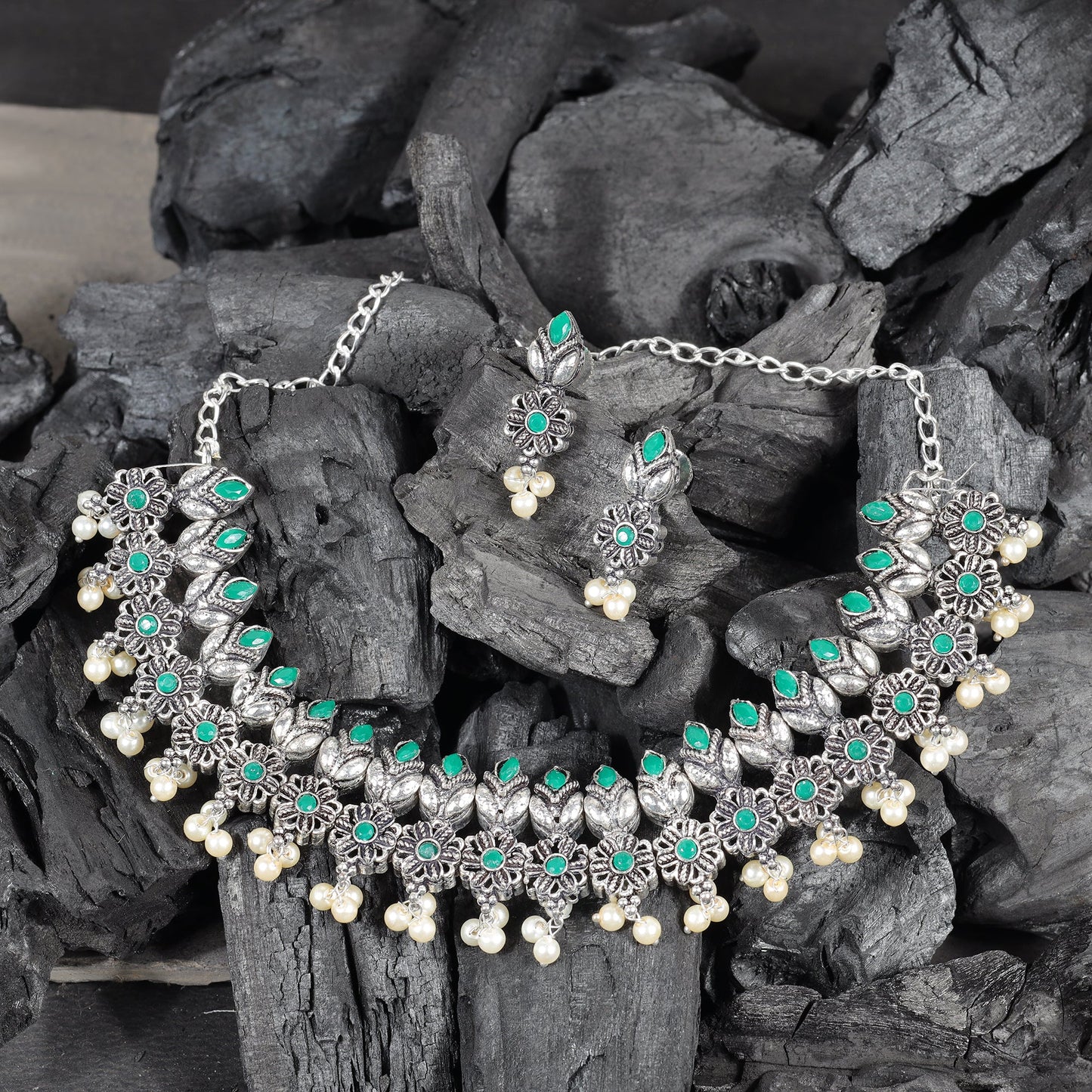 Earthbound glow stone studded chain neckpiece (Green)