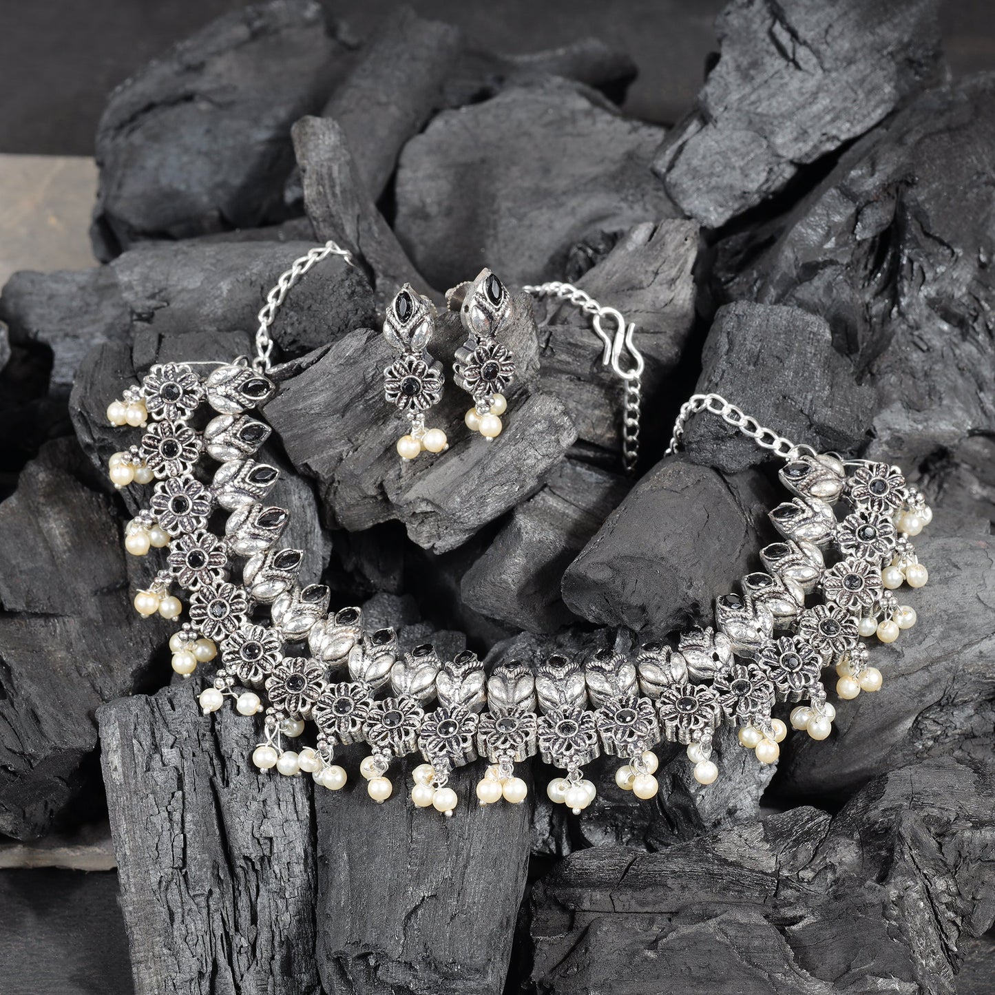 Earthbound glow stone studded chain neckpiece (Black)