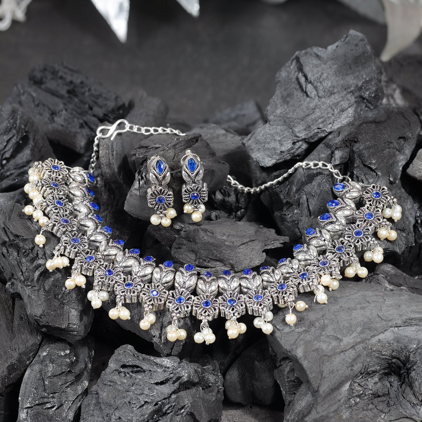 Earthbound glow stone studded chain neckpiece (Blue)