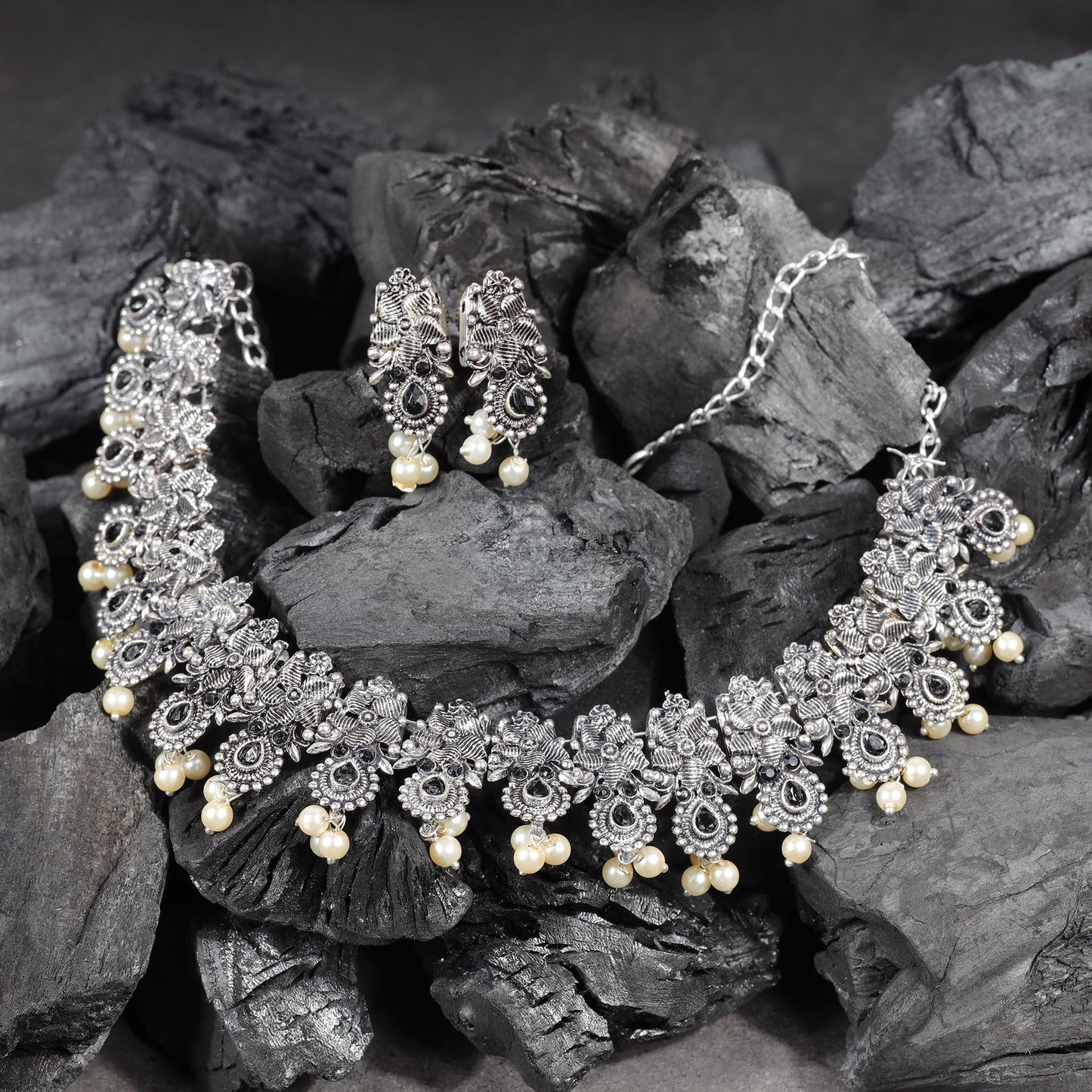 Regal blossom oxidisd chain neckpiece (Black)