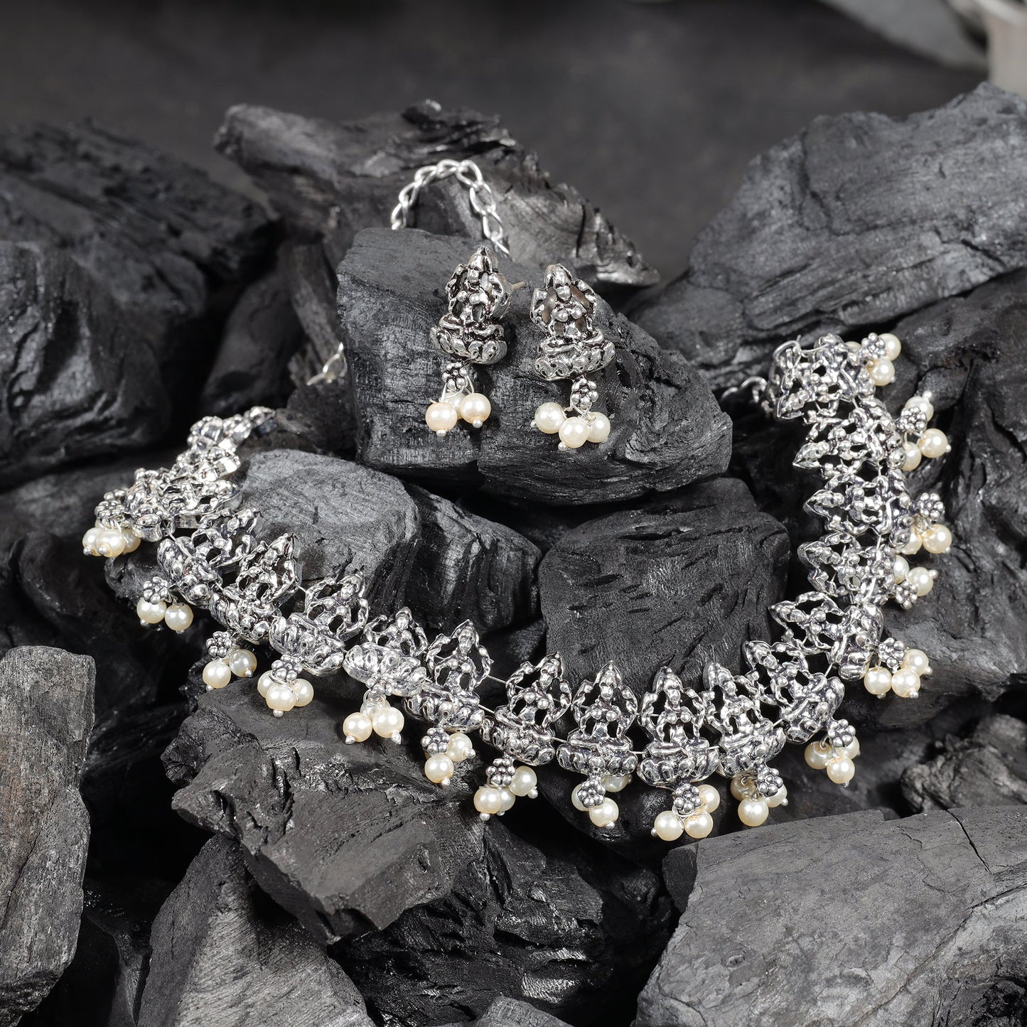 Regal silver pearl oxidised chain neckpiece (Silver)