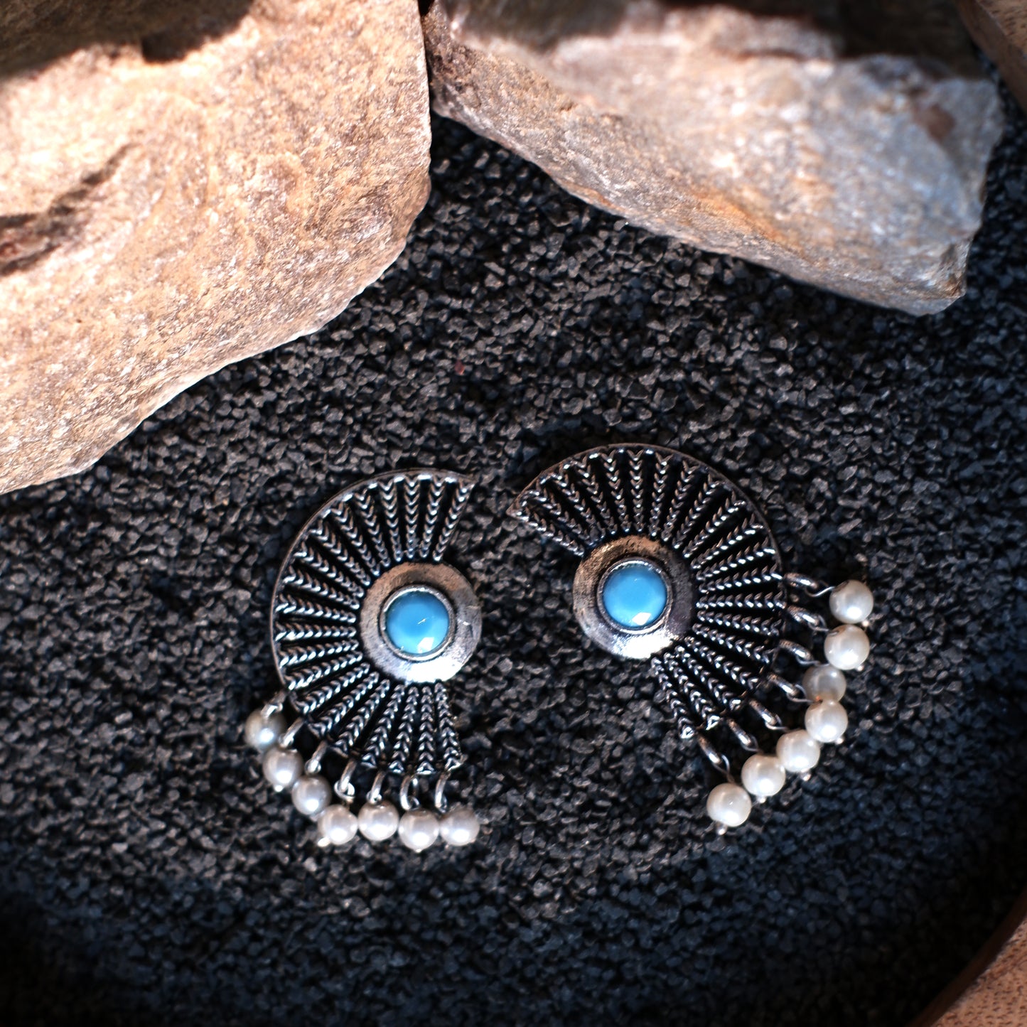 Bloom Arc pearl stud earring (Sky Blue)