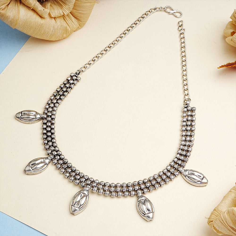 Silver elegance brass neckpiece (Silver)