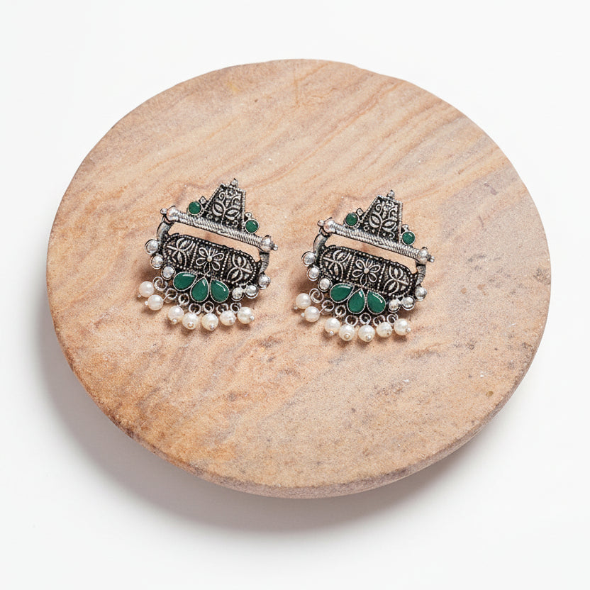 Floral Carved pearl stud earring (Green)