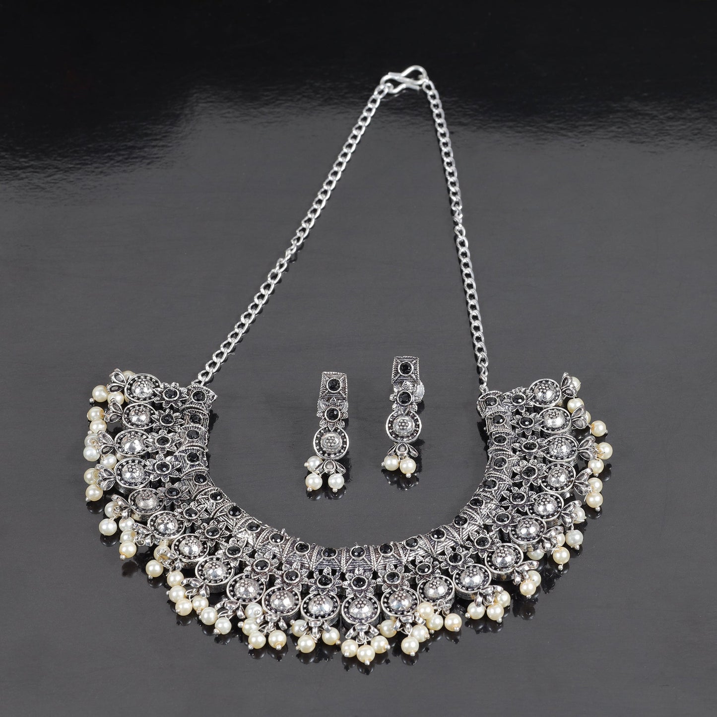 Ancient spark pearl chain neckpiece (Black)