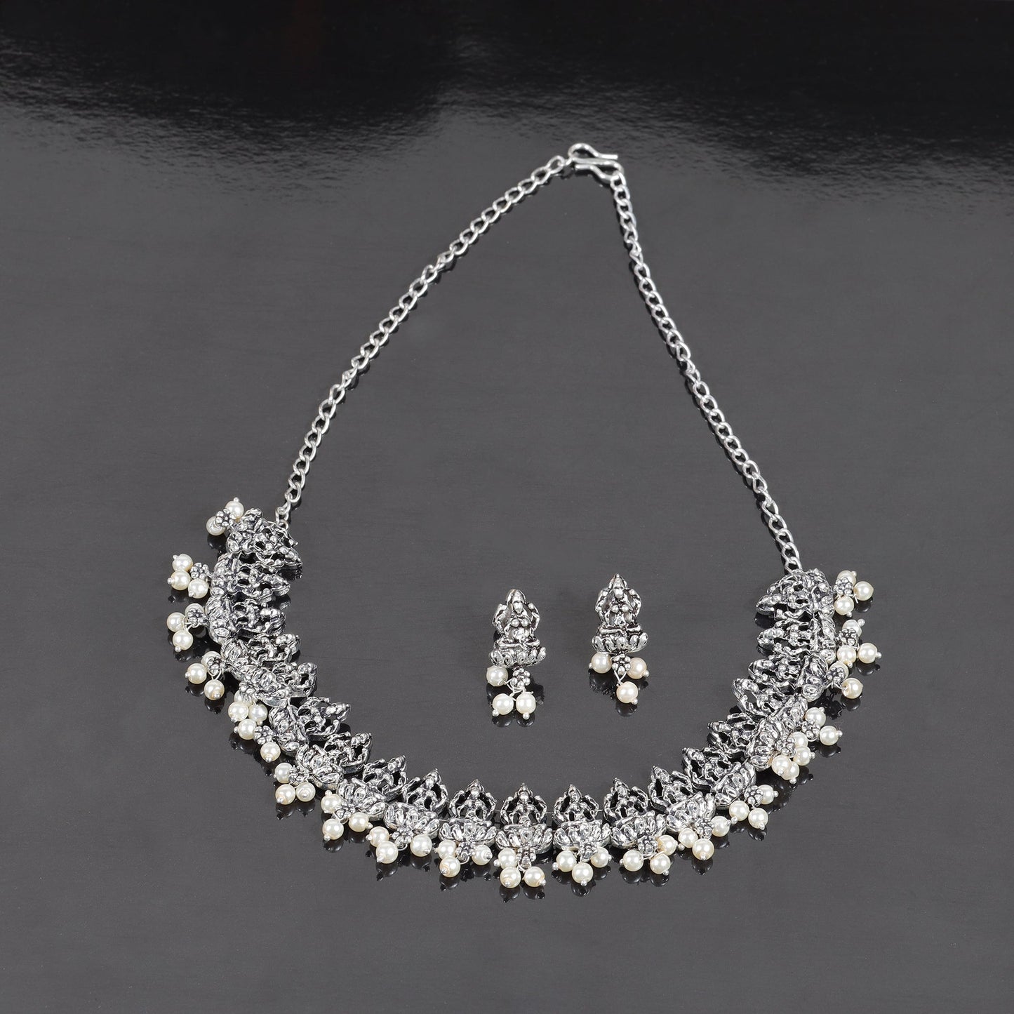 Regal silver pearl oxidised chain neckpiece (Silver)