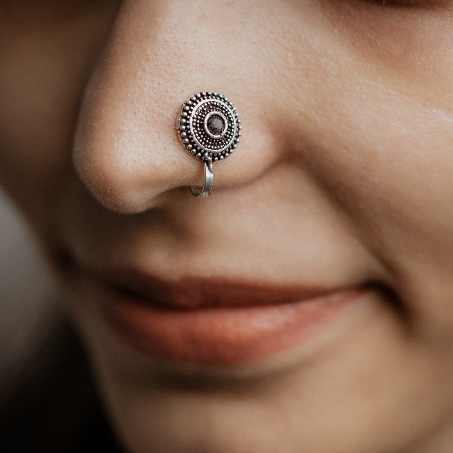 Radiant round oxidised nosepin (Black)