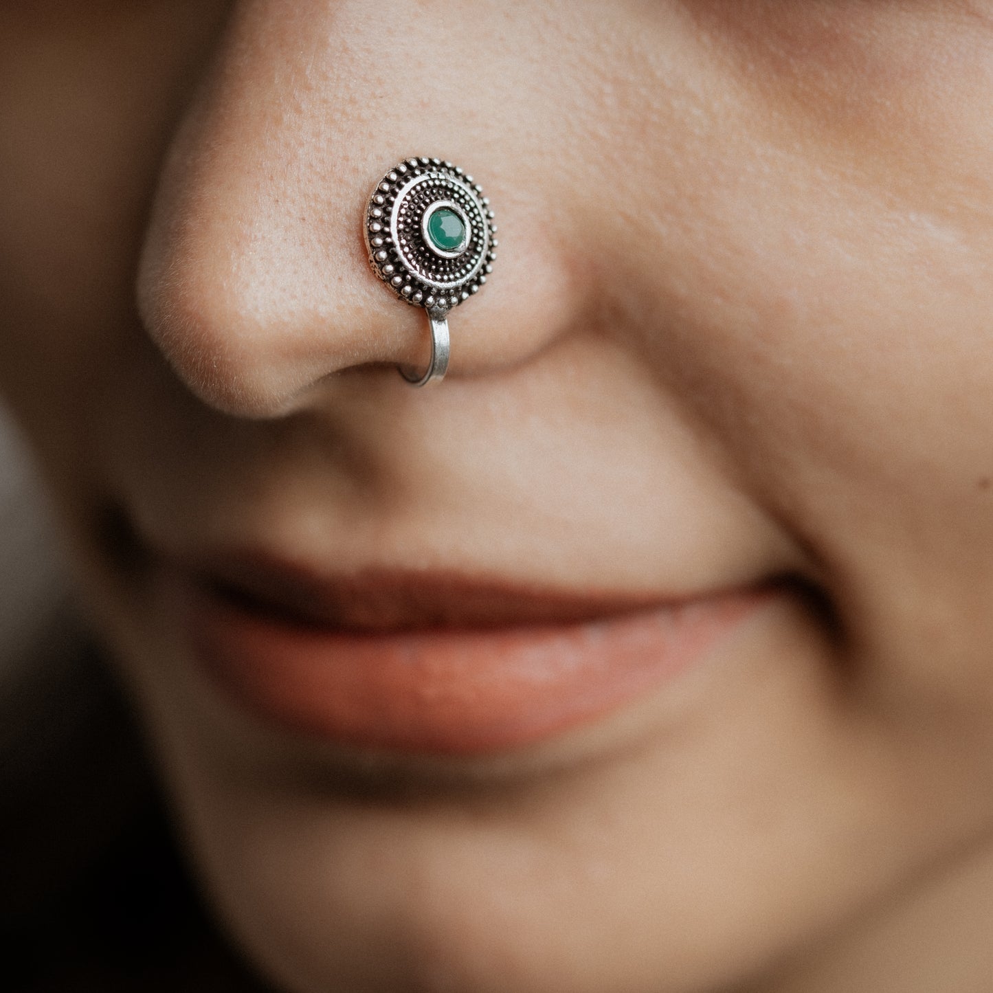 Radiant round oxidised nosepin (Green)