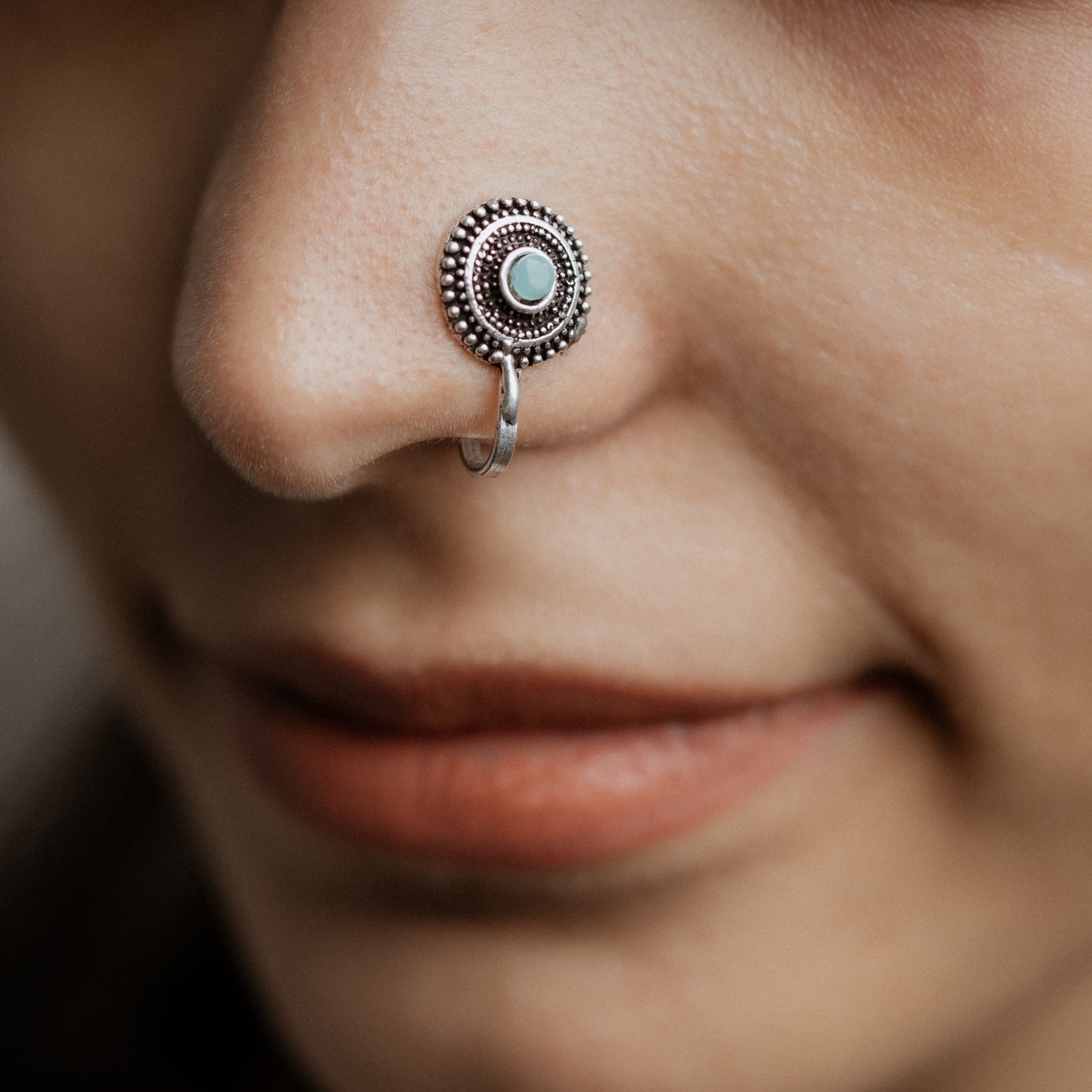 Radiant round oxidised nosepin (Mint)