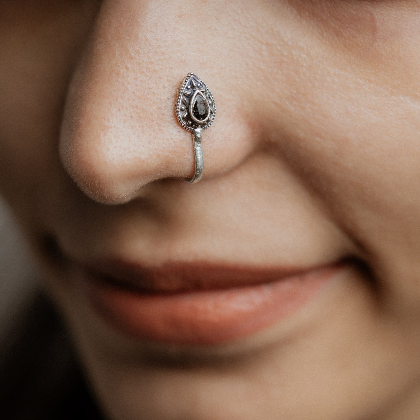 Gleam stone studded nosepin (Black)