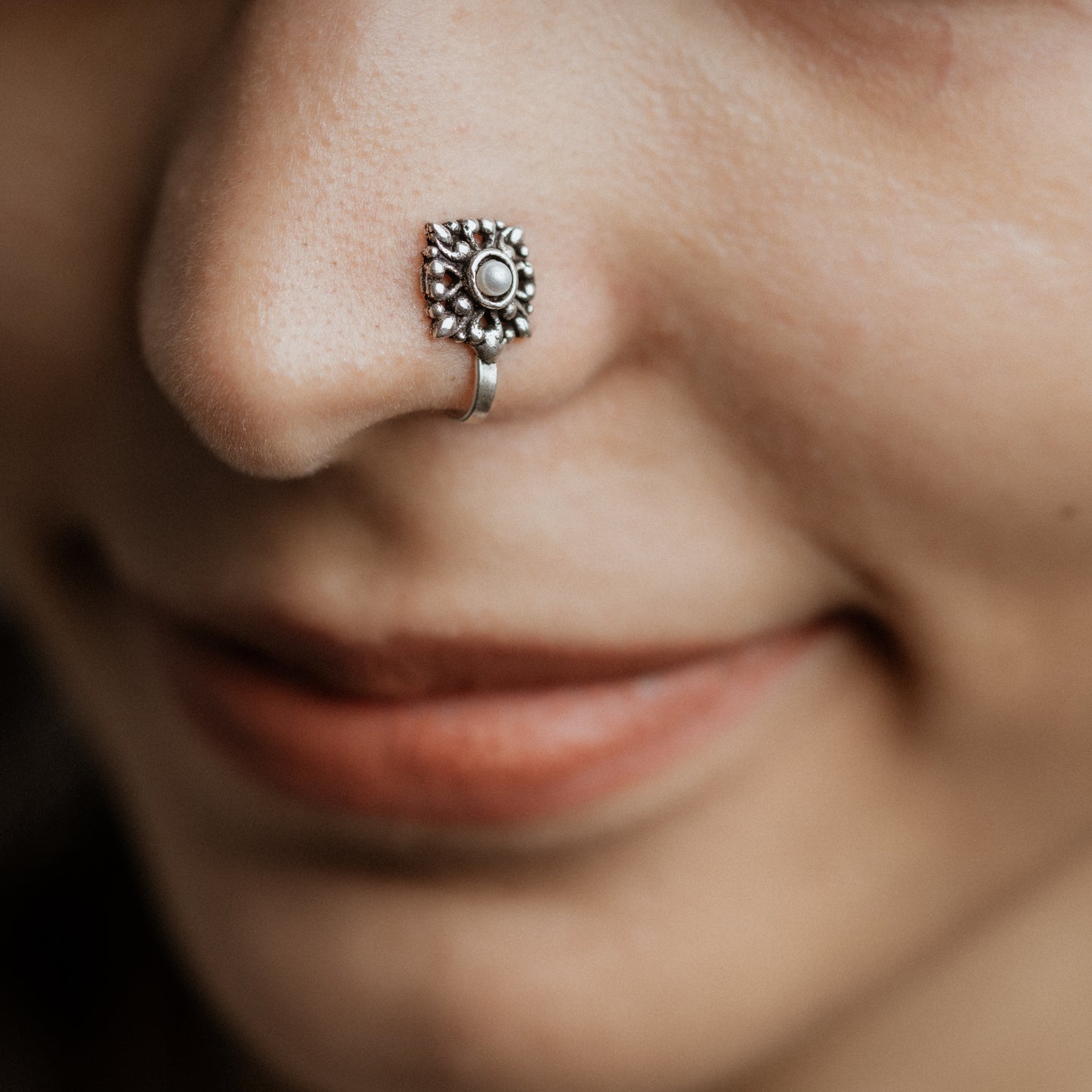 Dazzle square stone studded nosepin (White)