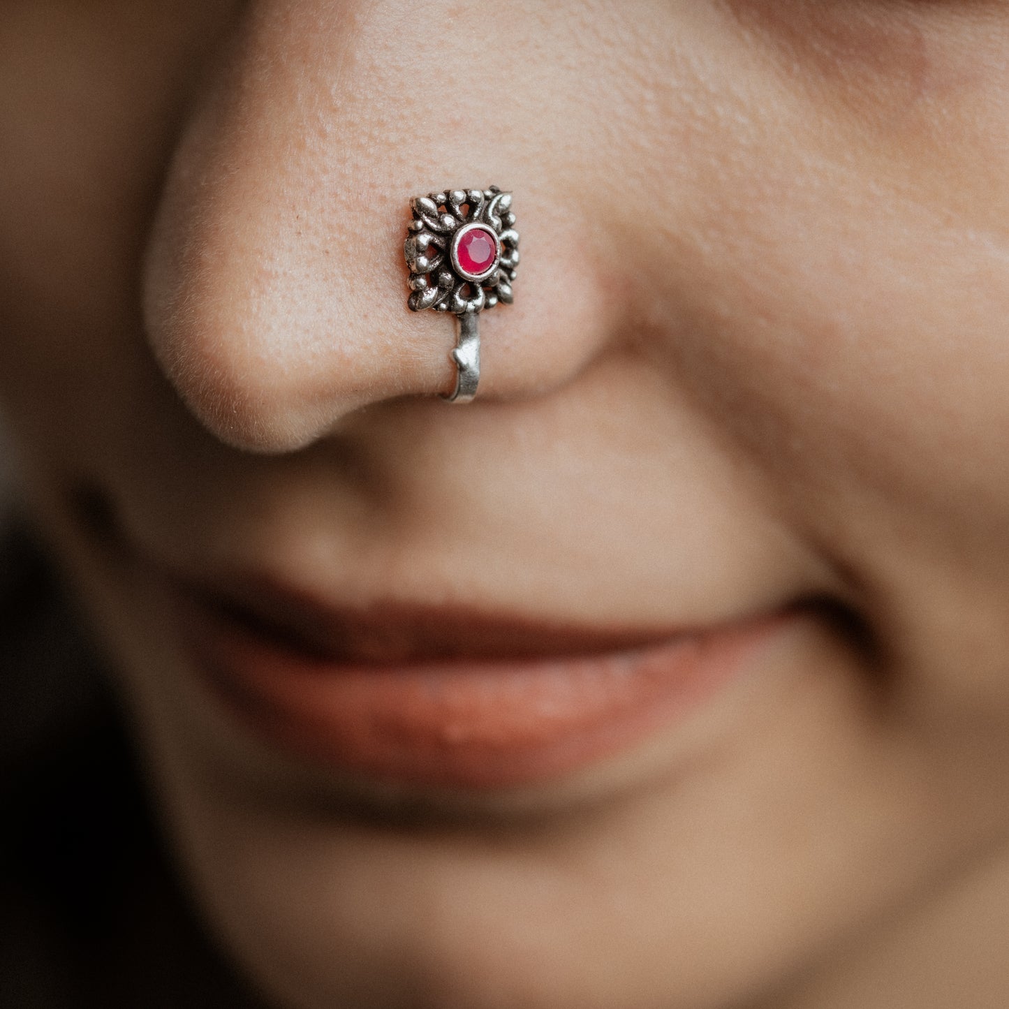 Dazzle square stone studded nosepin (Red)