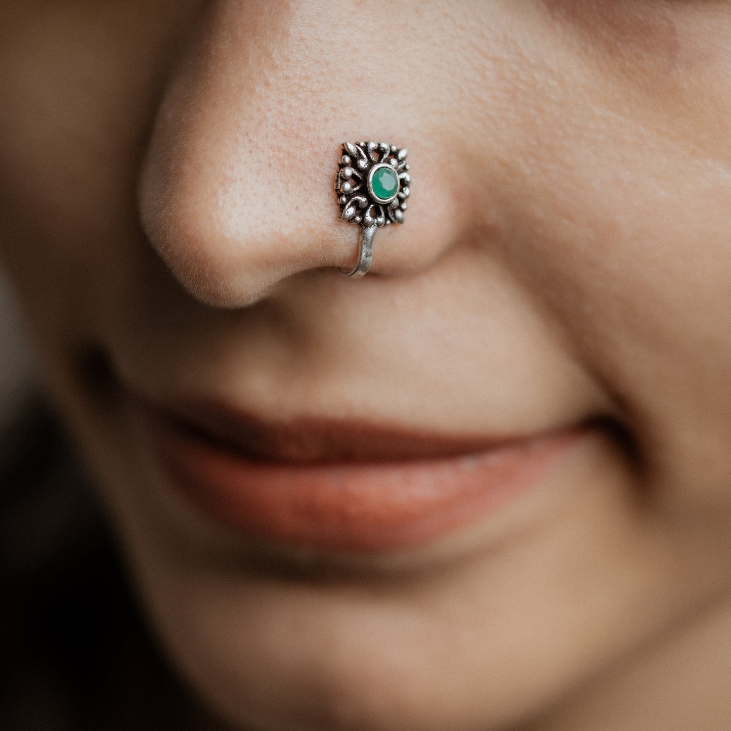 Dazzle square stone studded nosepin (Green)