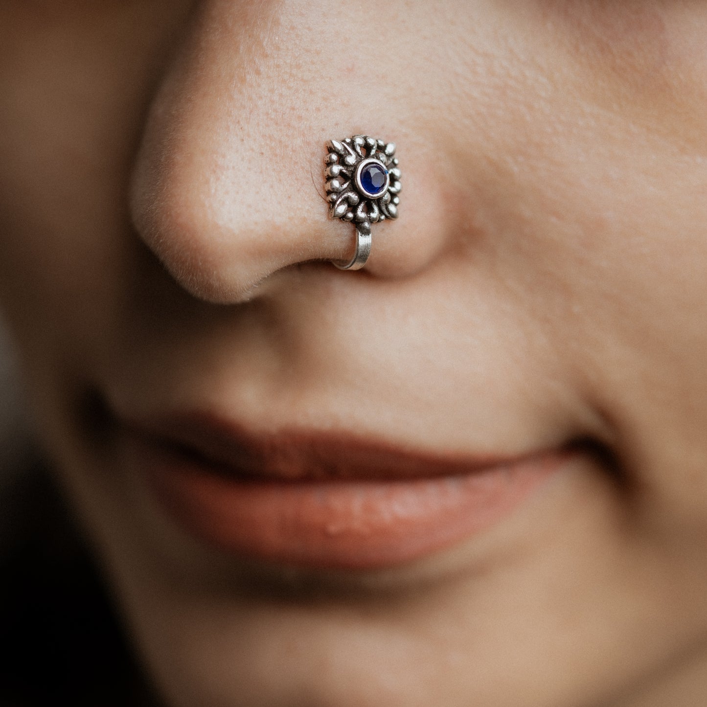 Dazzle square stone studded nosepin (Blue)