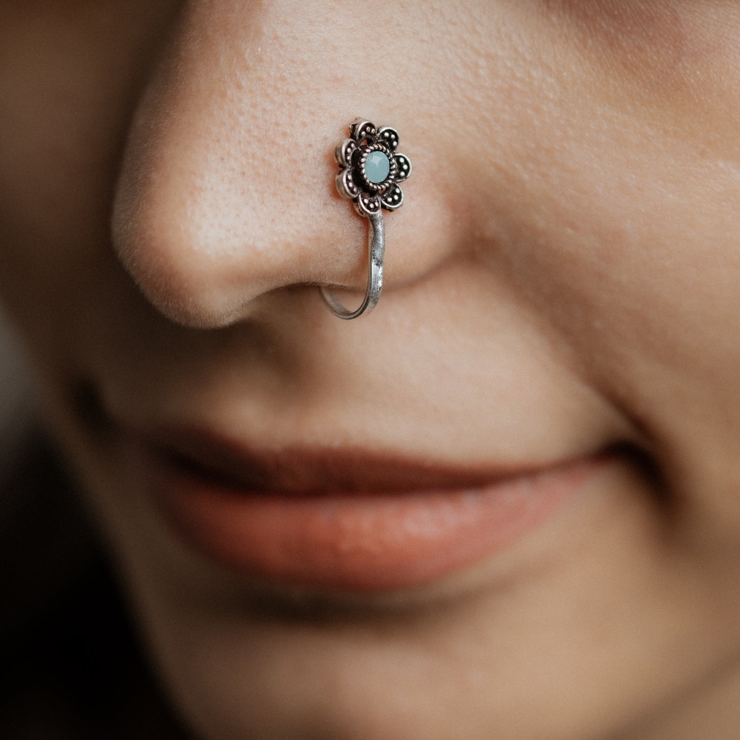 Dainty blossom oxidised nosepin (Mint)