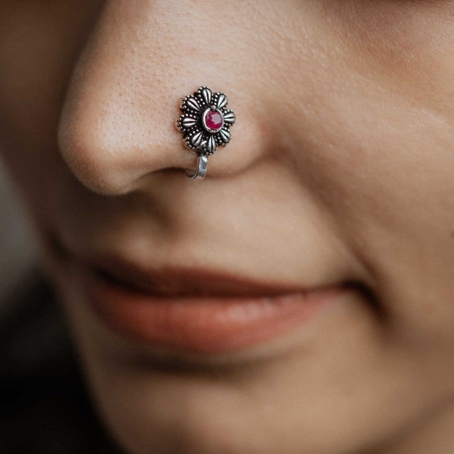 Pearl shine stone studded nosepin (Red)