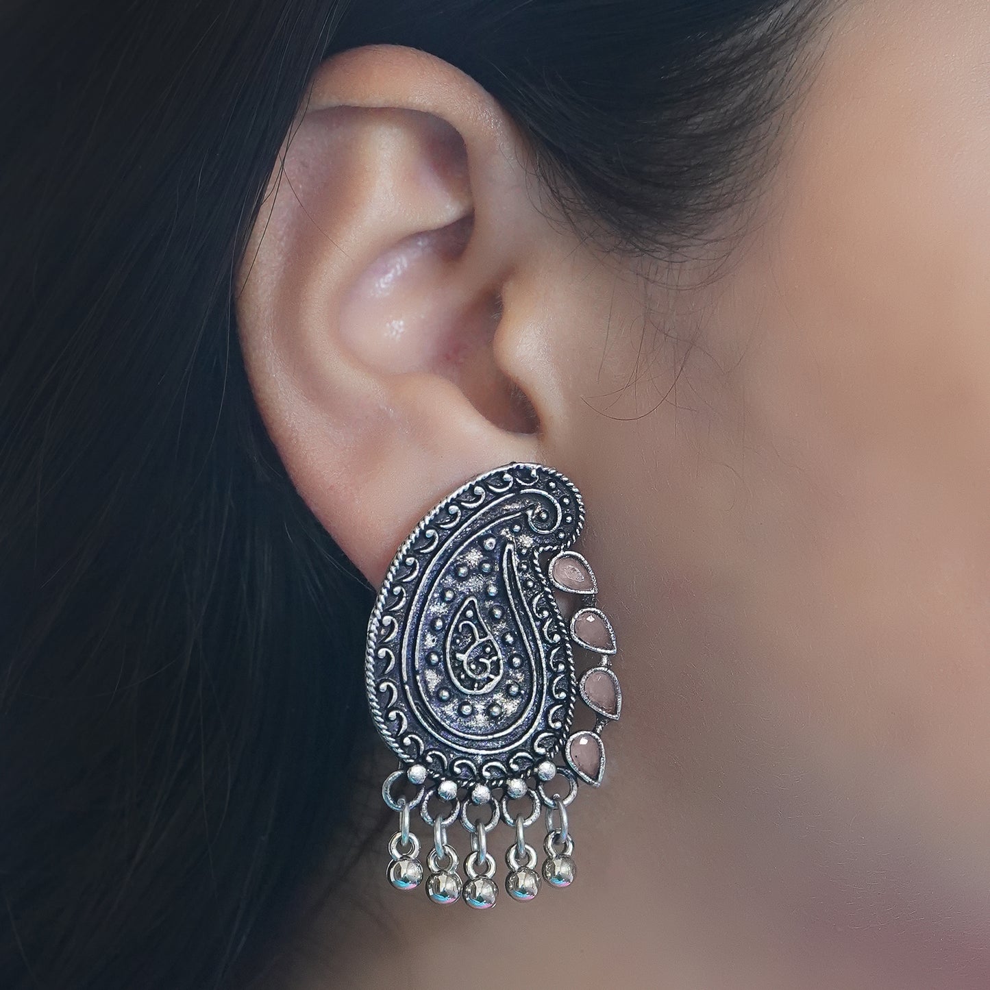 Curve and bloom stud earring (Light Orange)