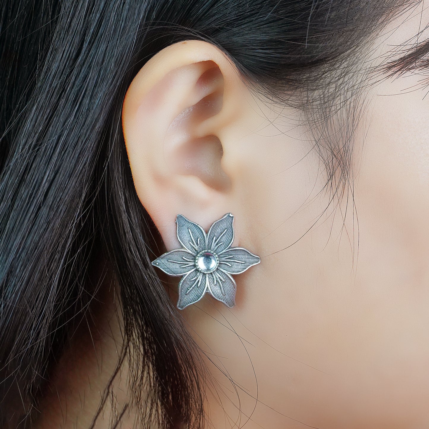Minima-lily stud earrings (White)