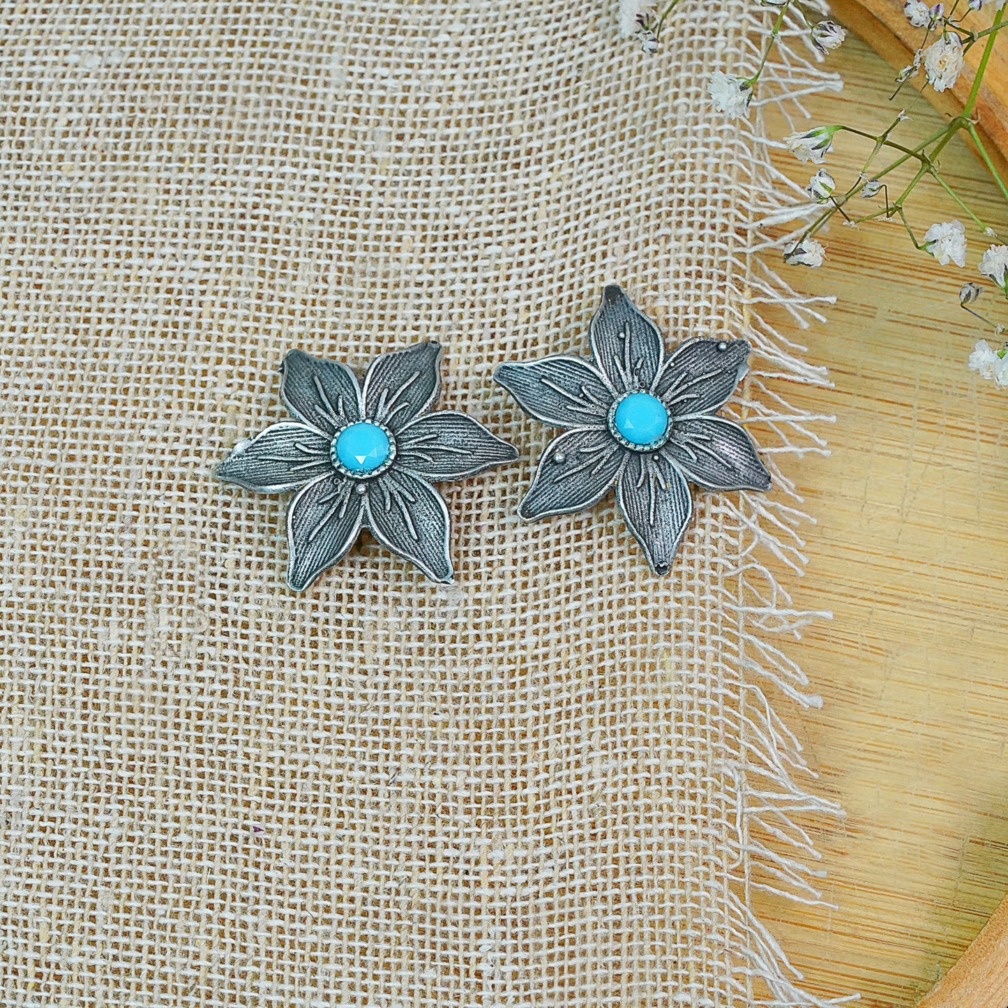 Minima-lily stud earrings (Sky Blue)