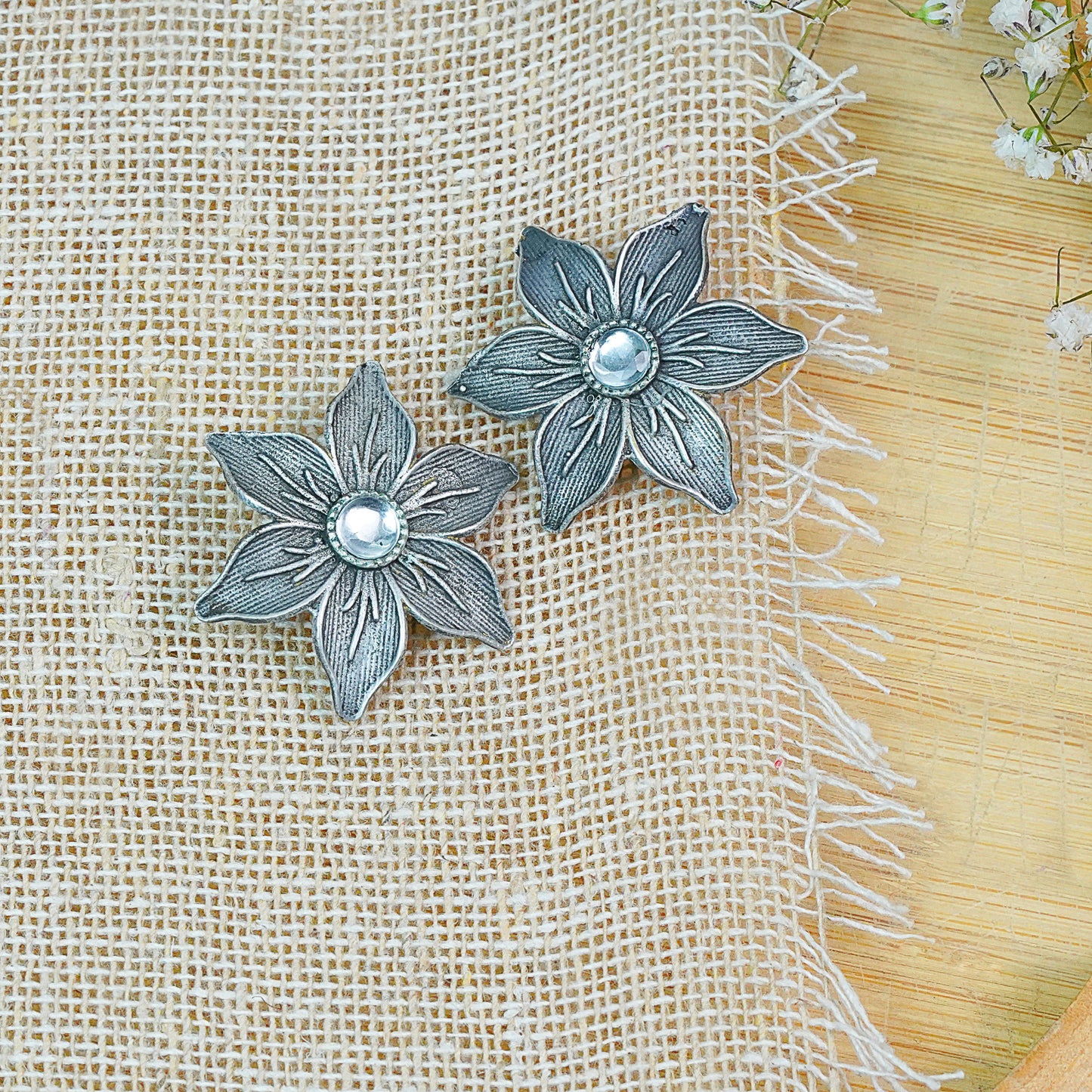 Minima-lily stud earrings (White)