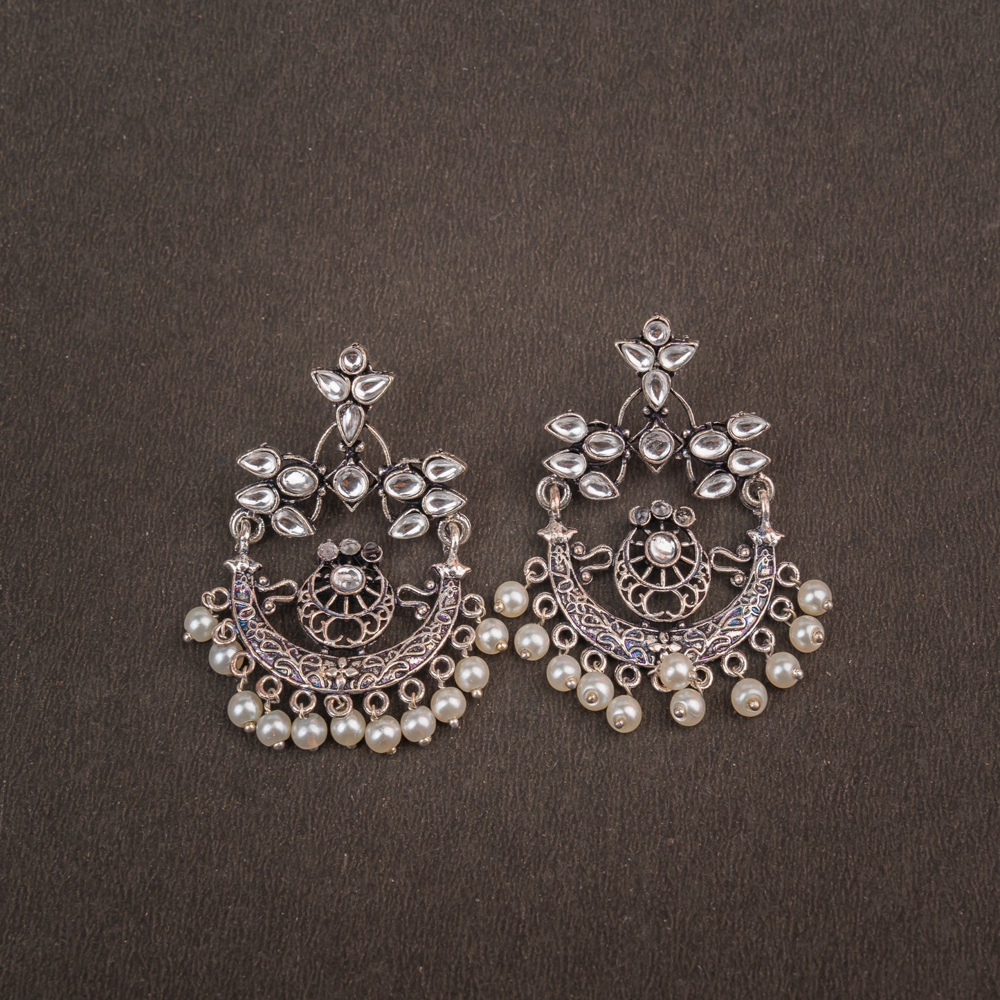 Carved Charm Dangler earringa (White)