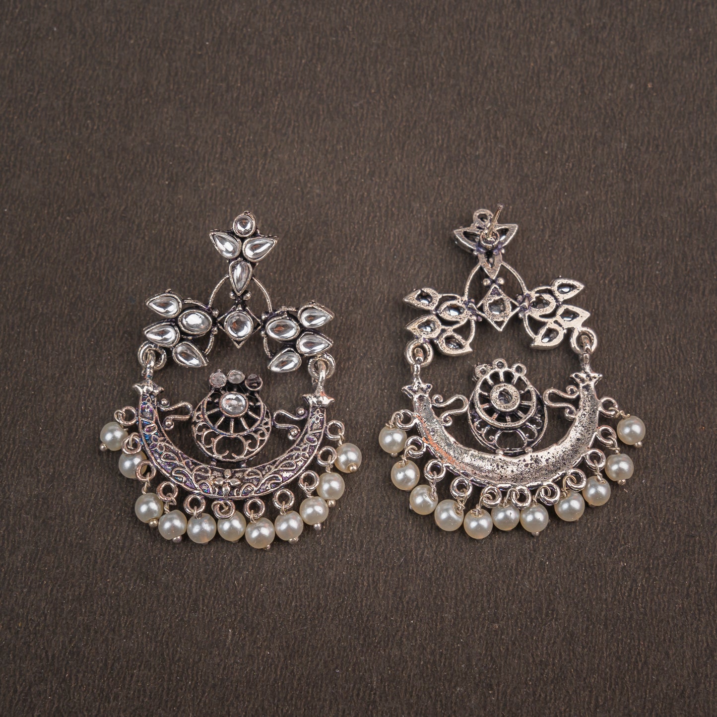 Carved Charm Dangler earringa (White)