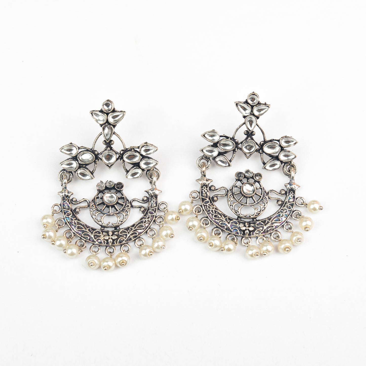Carved Charm Dangler earringa (White)