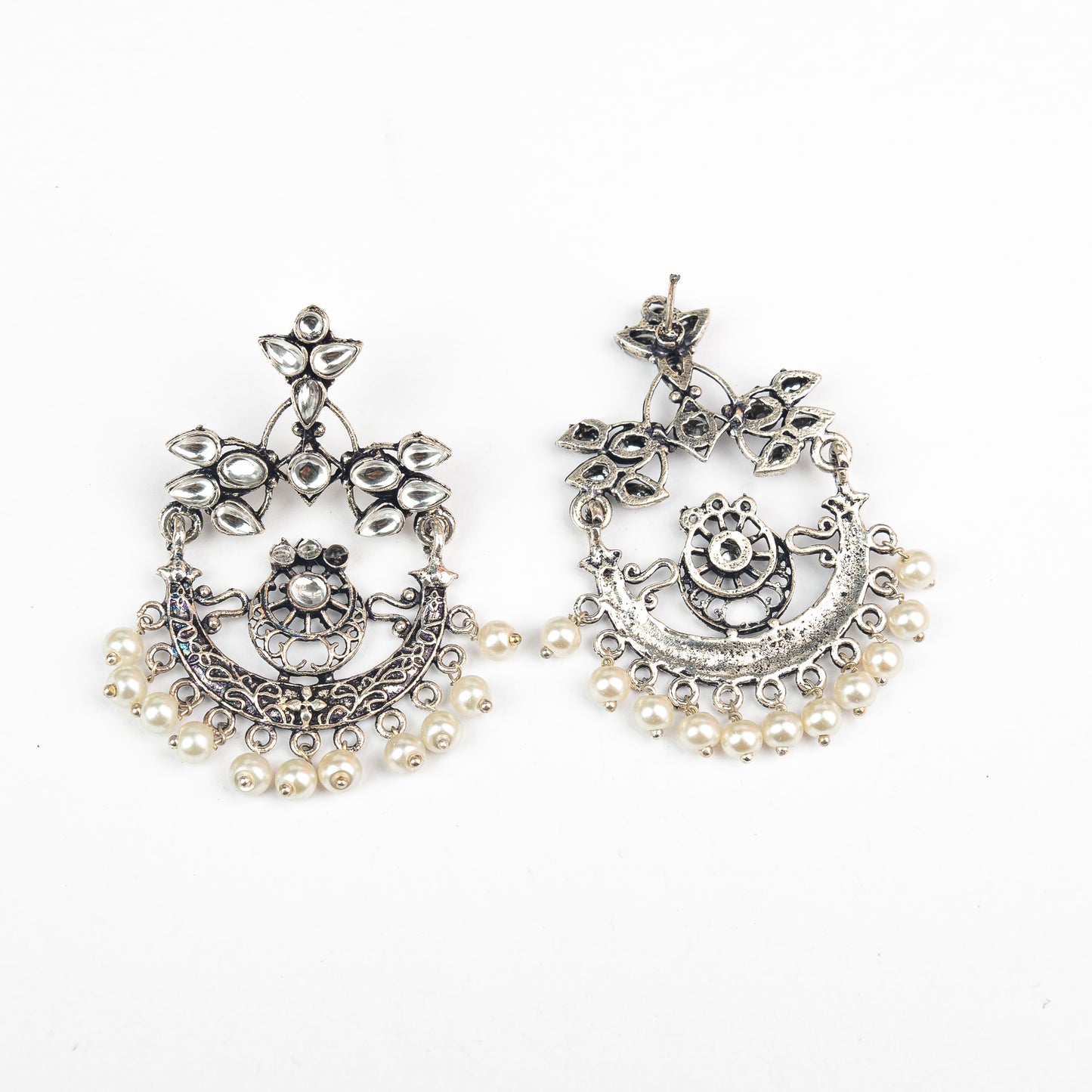 Carved Charm Dangler earringa (White)