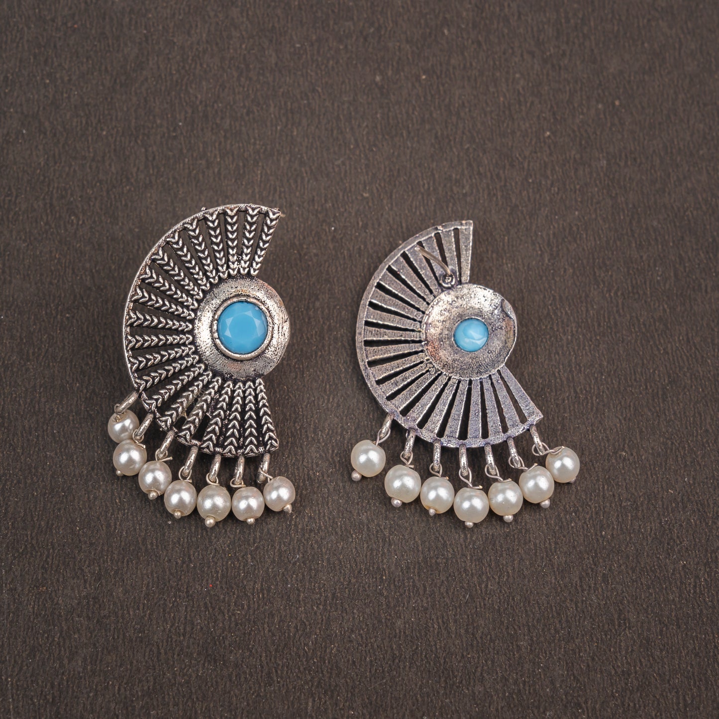 Bloom Arc pearl stud earring (Sky Blue)