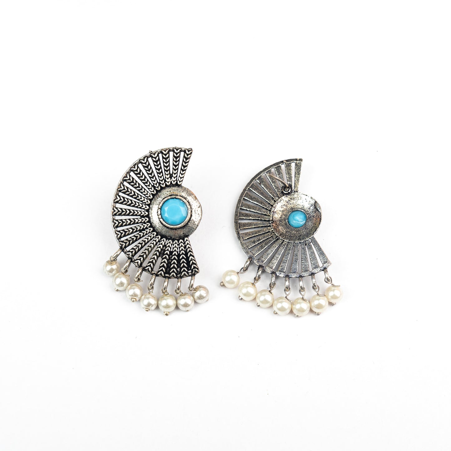 Bloom Arc pearl stud earring (Sky Blue)