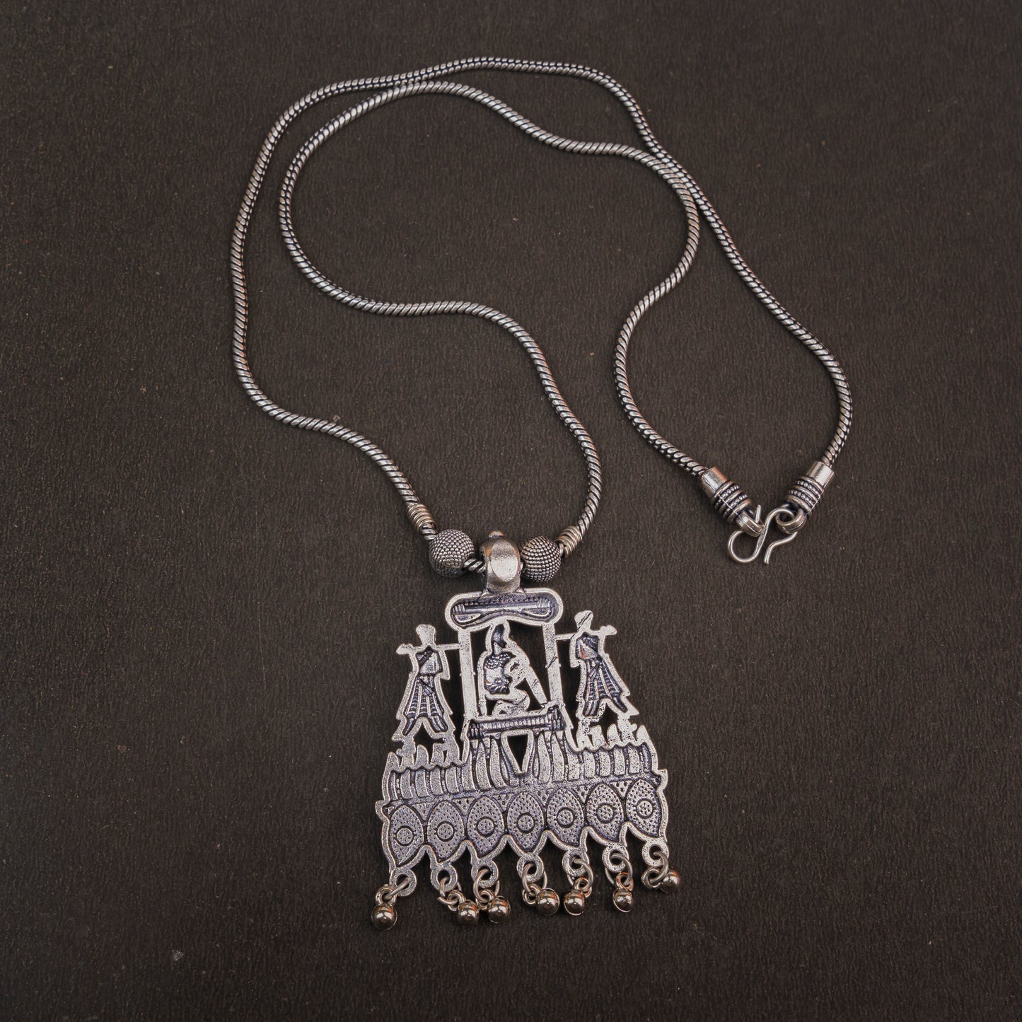 Queen's chariot oxidised chain neckpiece (Silver)