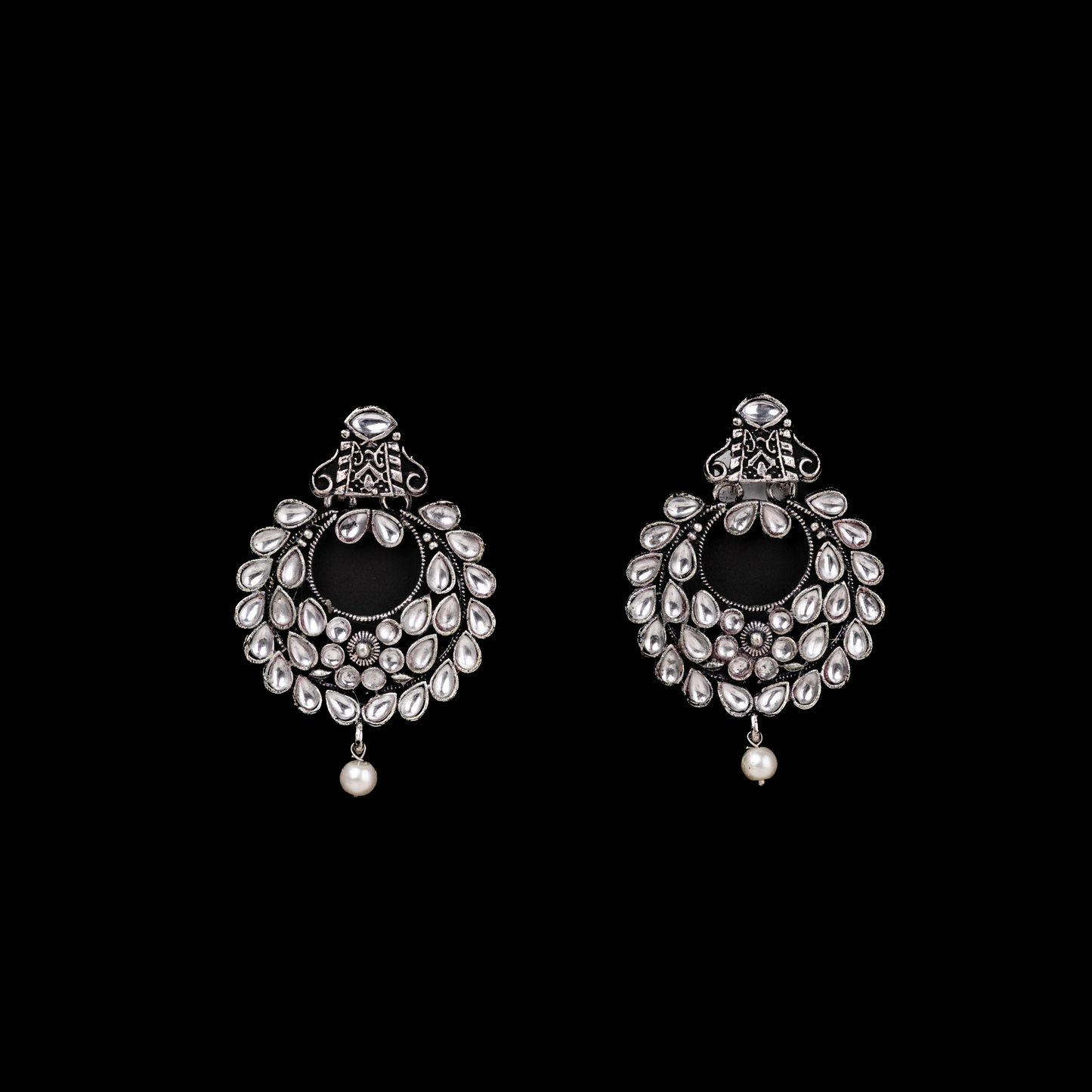 Diva Drops stud earrings (White)