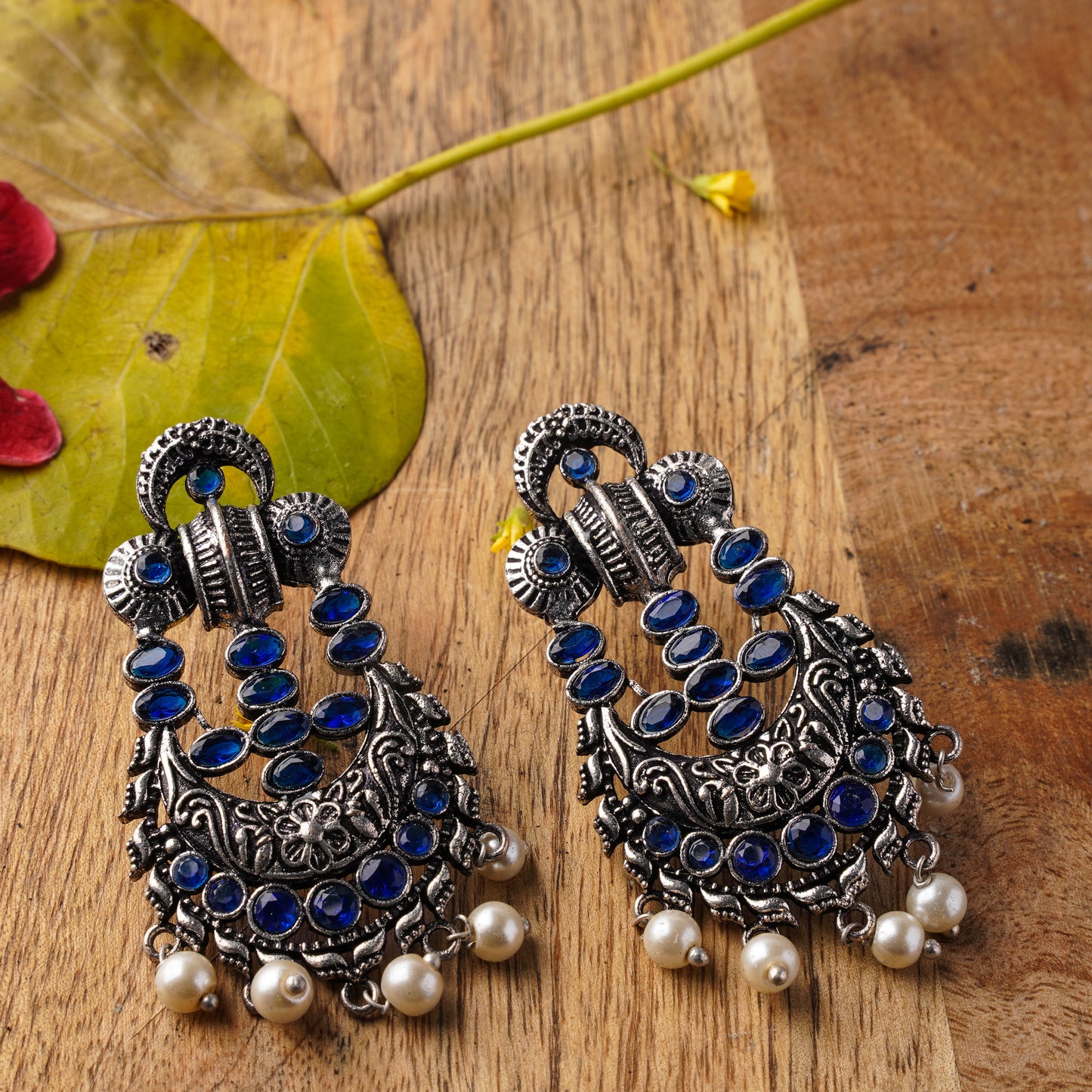 Heritage Bloom pearl stud earrings (Blue)
