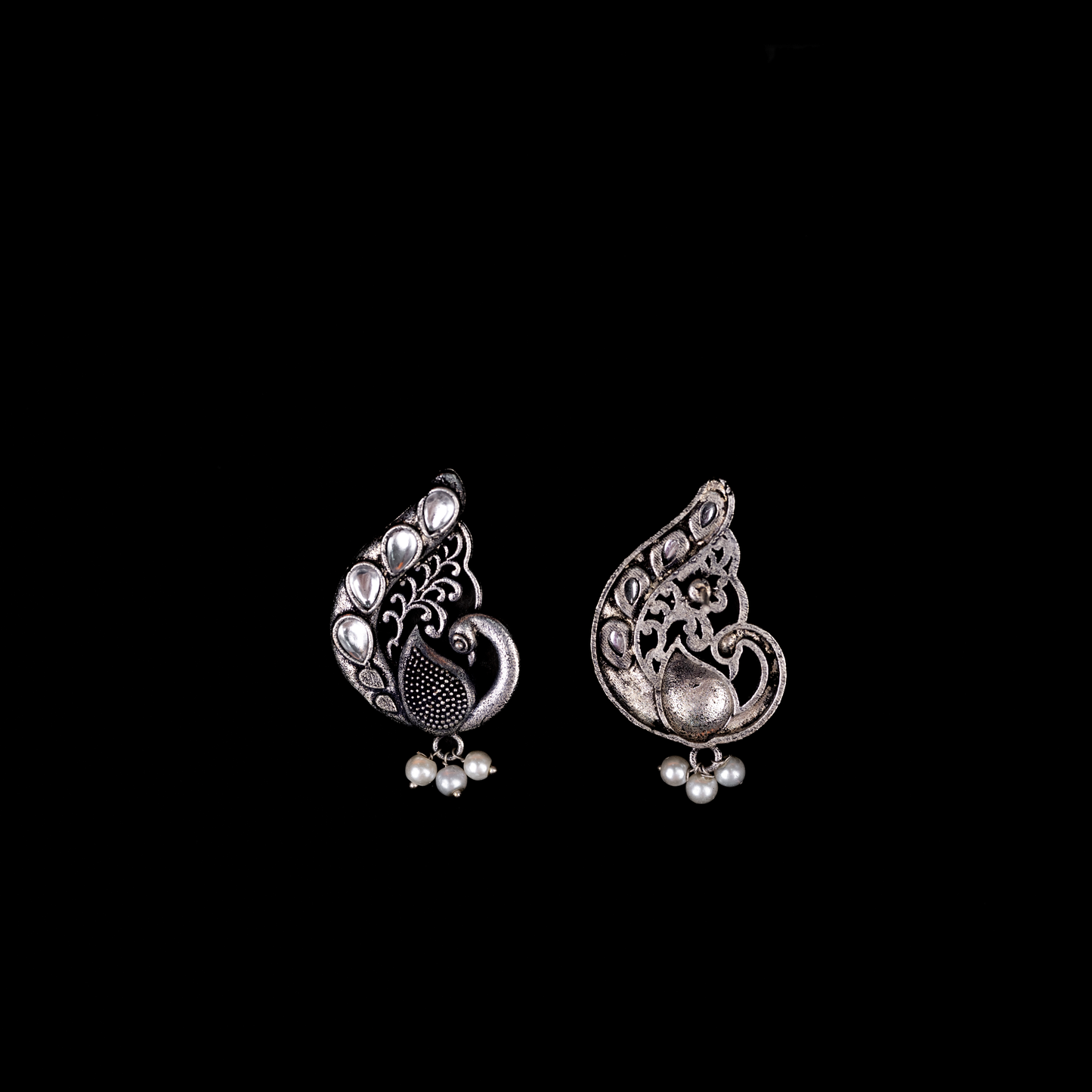 Ferocious Feathers stud earrings (White)