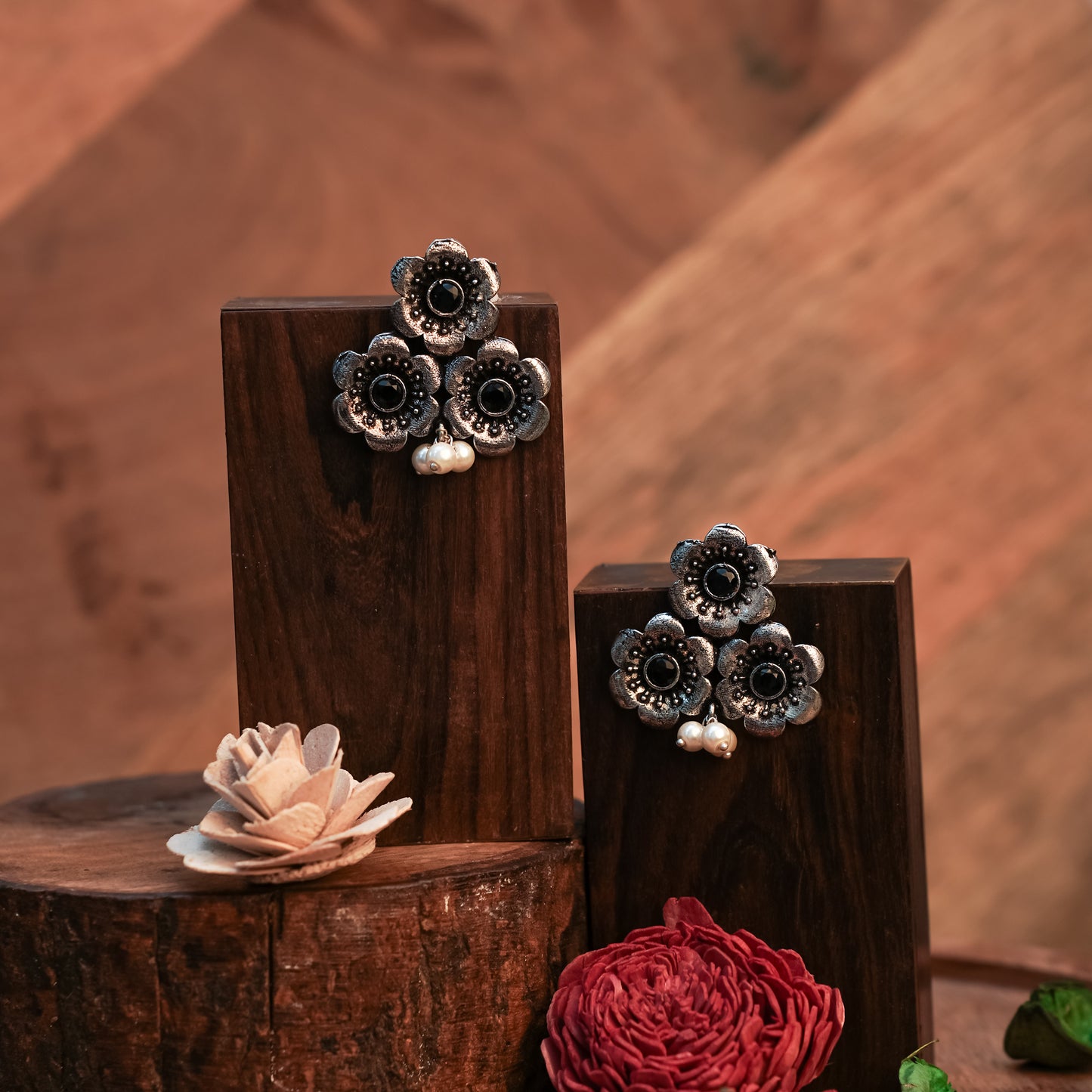 Blossom Tales stud earrings (Black)