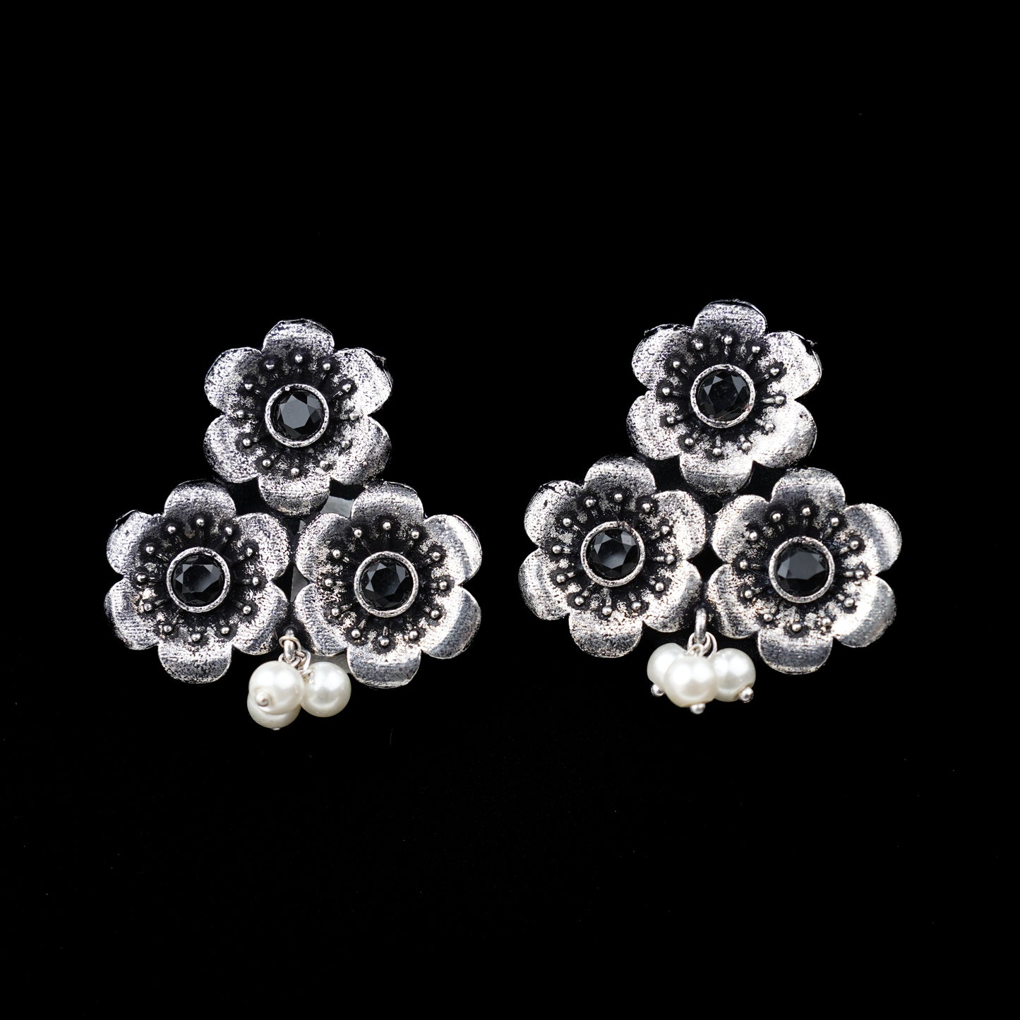 Blossom Tales stud earrings (Black)